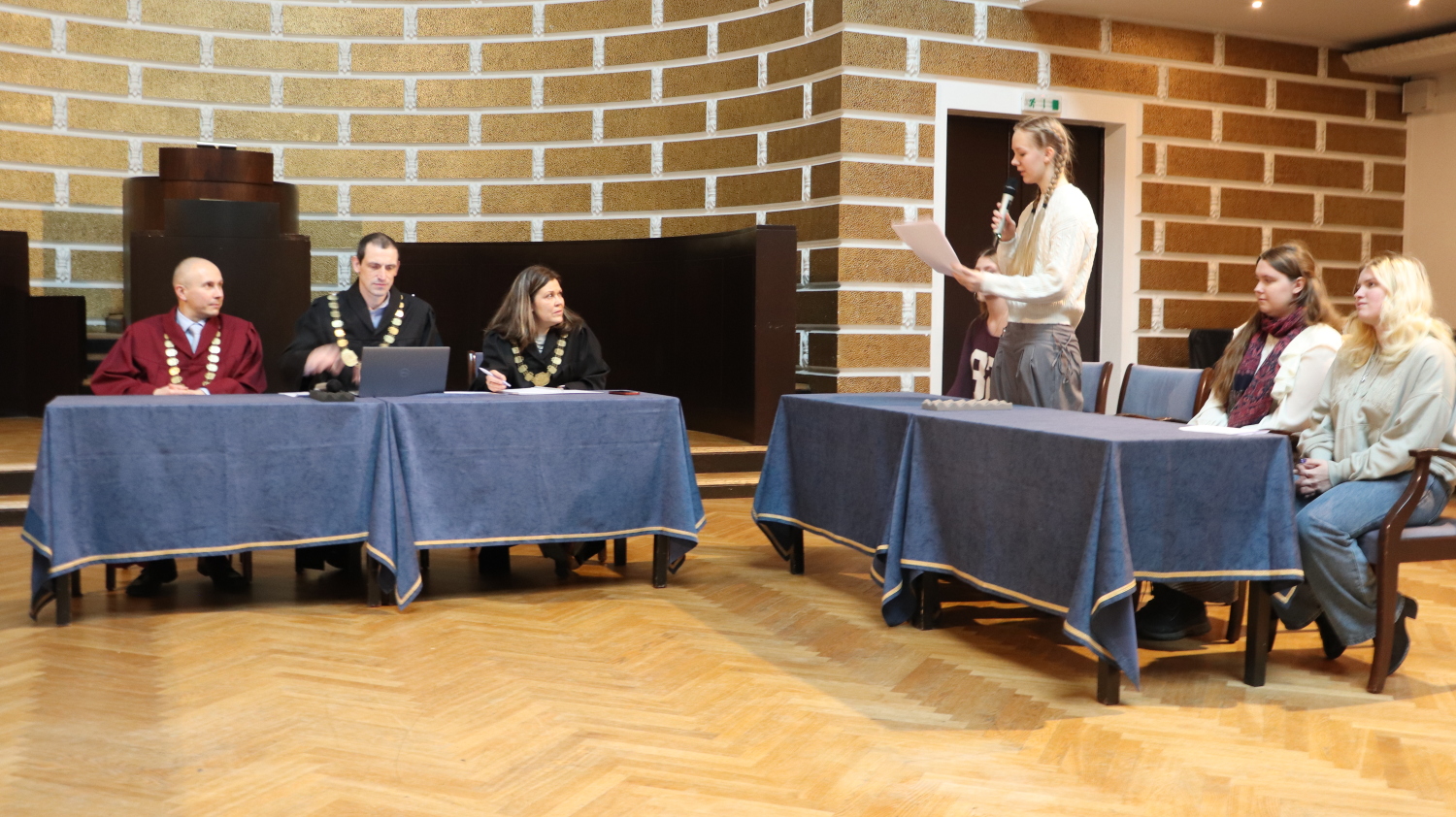 Tiesneši iesaistās Jauno juristu universitātes nodarbībās skolēniem